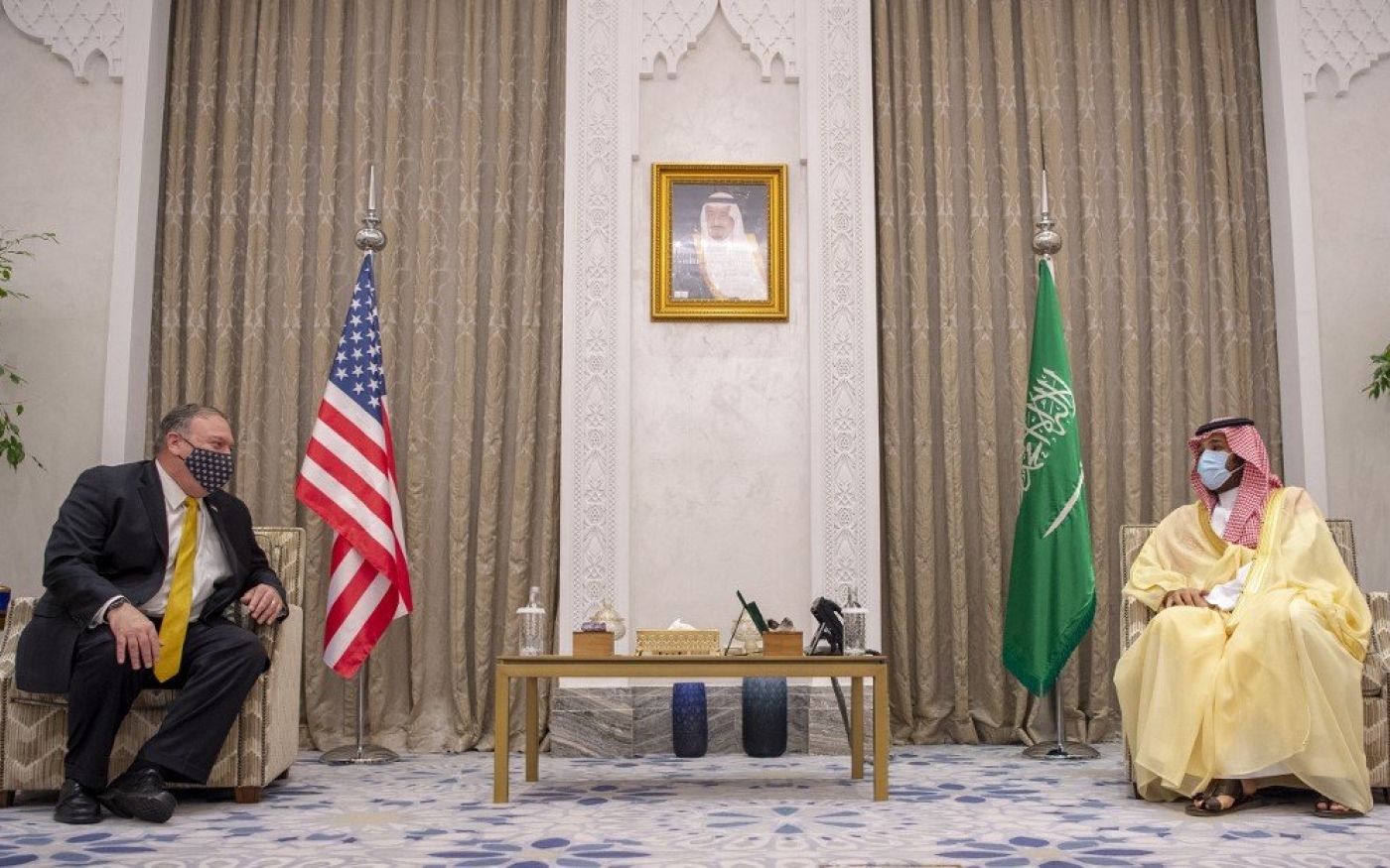 Le prince héritier saoudien Mohammed ben Salmane (à droite) rencontre le secrétaire d’État américain Mike Pompeo à Neom, le 22 novembre (AFP)
