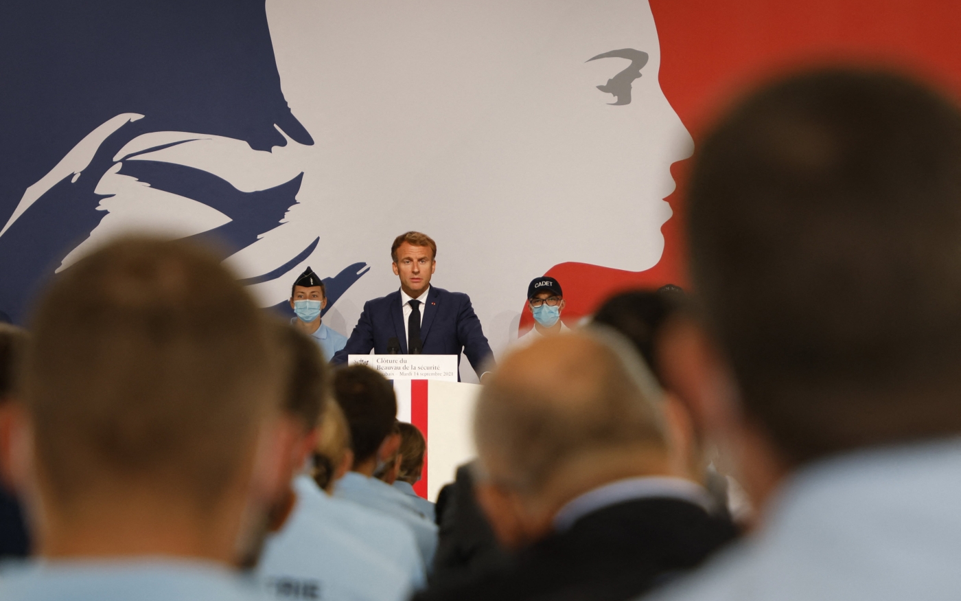 Le président français Emmanuel Macron prononce un discours lors de sa visite à l’École nationale de police de Roubaix, le 14 septembre 2021 (AFP)