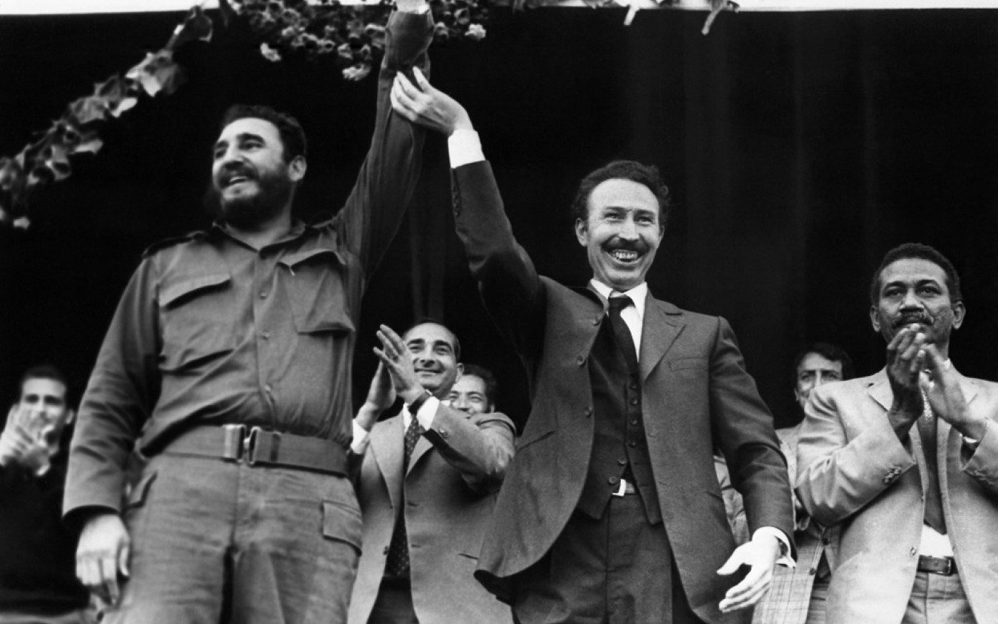 Le président algérien Houari Boumédiène accueille Fidel Castro, premier secrétaire du Parti communiste cubain et président du Conseil d’État de la République de Cuba, le 8 mai 1972 à Oran (AFP)