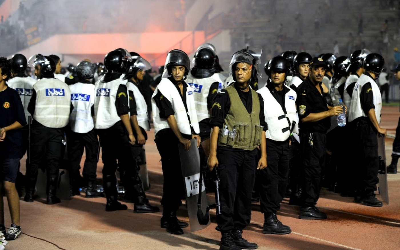 Les forces de sécurité tunisiennes lors du match de football du groupe B de la Ligue des champions d’Afrique, l’Espérance de Tunis contre le MC Alger, le 10 septembre 2011 à Tunis (AFP)
