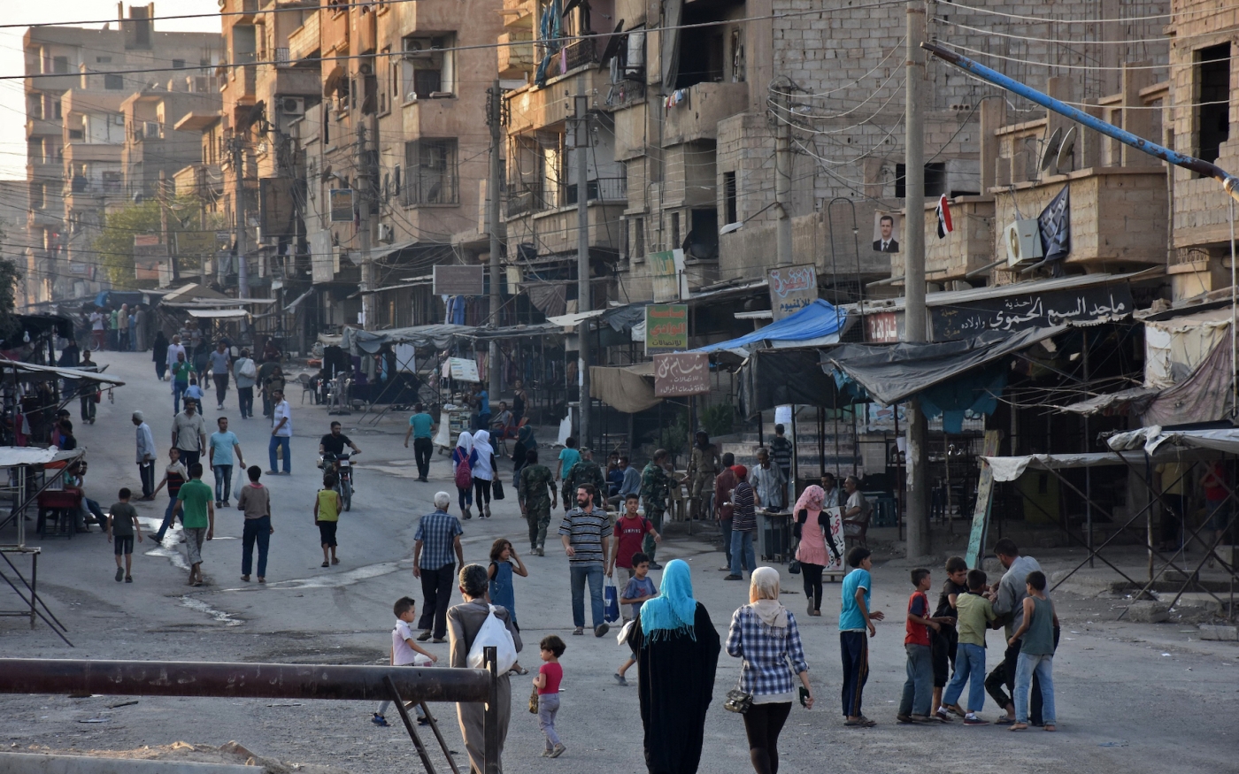 Des Syriens marchent dans une rue de la ville orientale de Deir ez-Zzor (AFP/George Ourfalian)