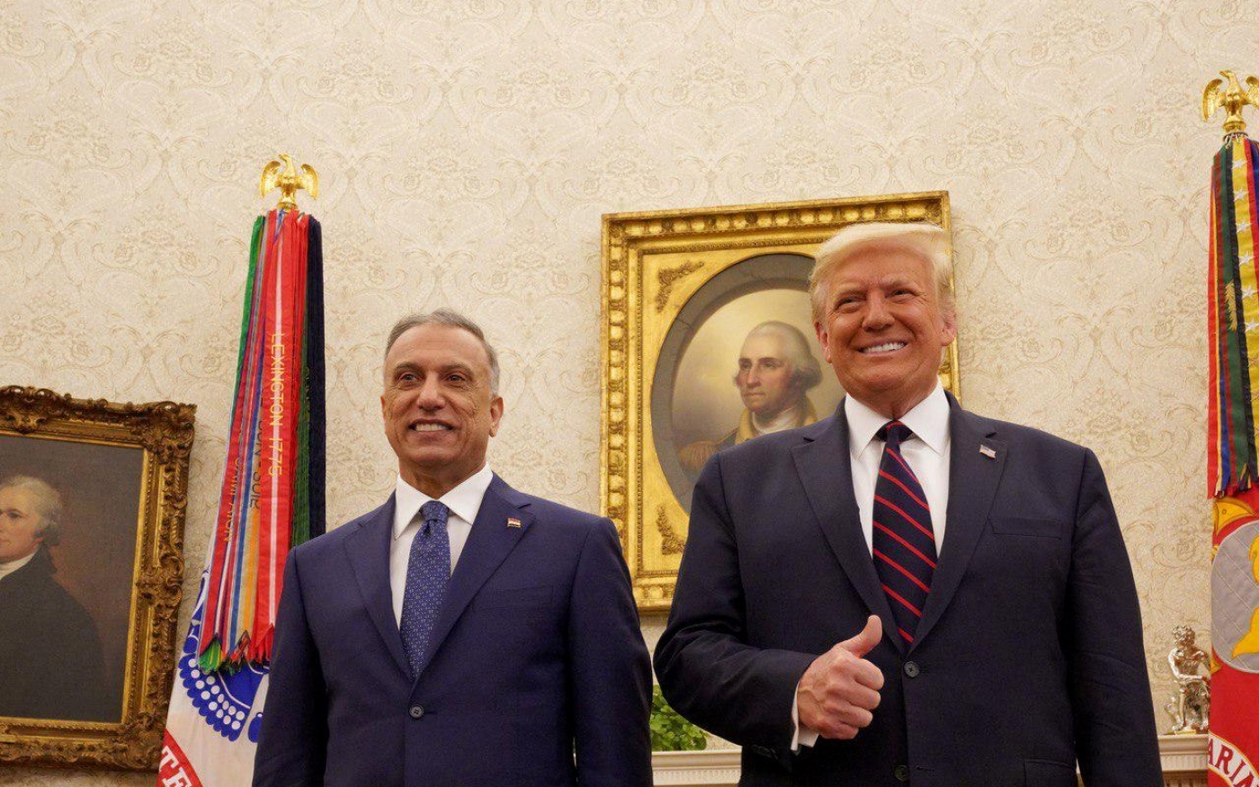 Le président américain Donald Trump reçoit le Premier ministre irakien Moustafa al-Kazimi dans le bureau ovale de la Maison-Blanche, à Washington, en août (Reuters)