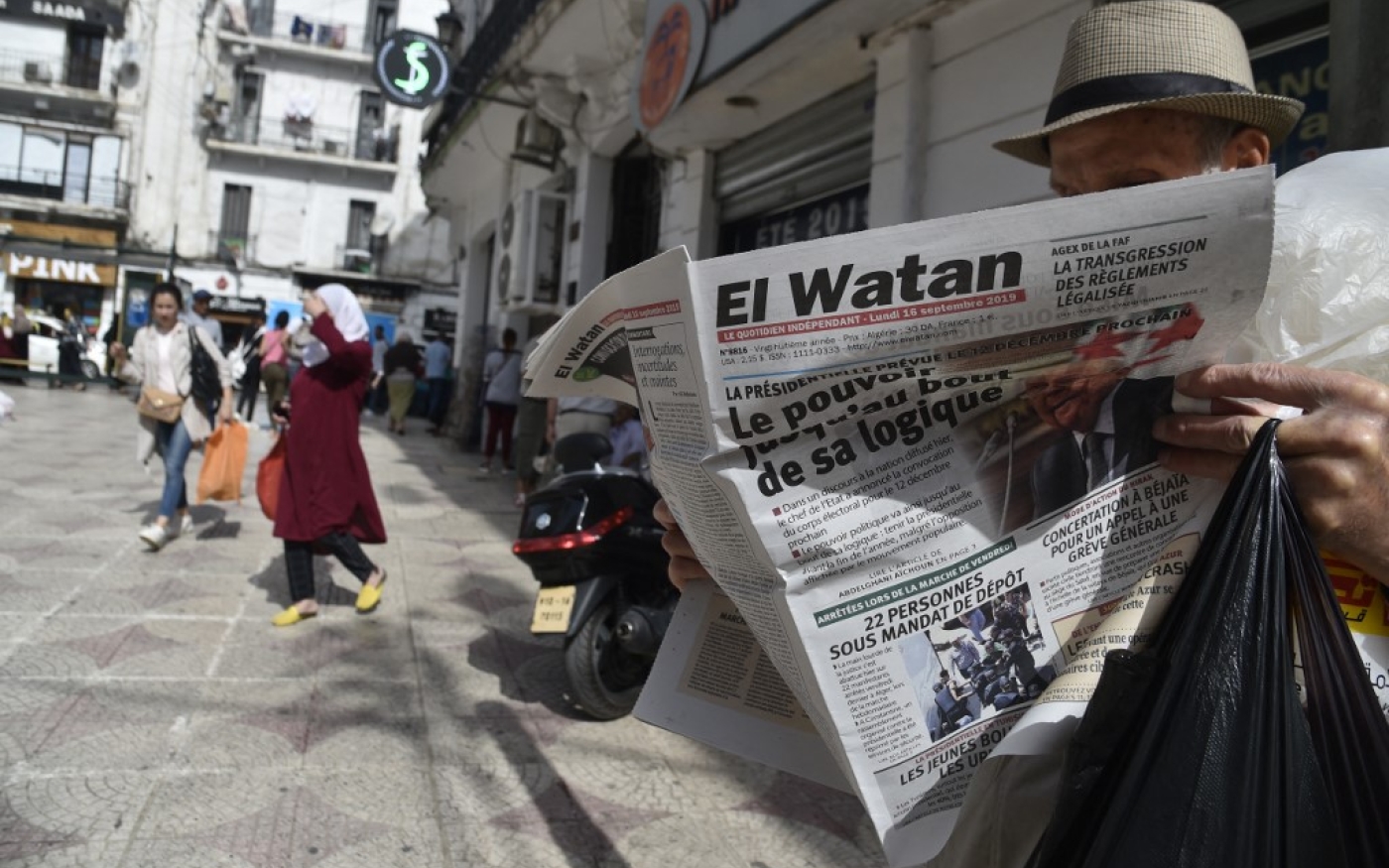 Un homme lit un journal algérien en langue française dans la capitale Alger, le 16 septembre 2019 (AFP)