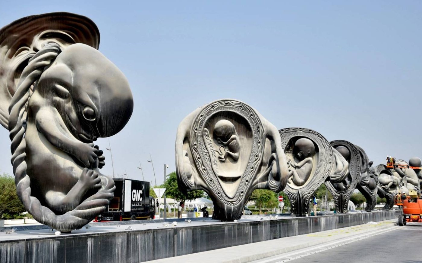 Damien Hirst capture le miracle de la naissance à travers ses sculptures de Doha (AFP)