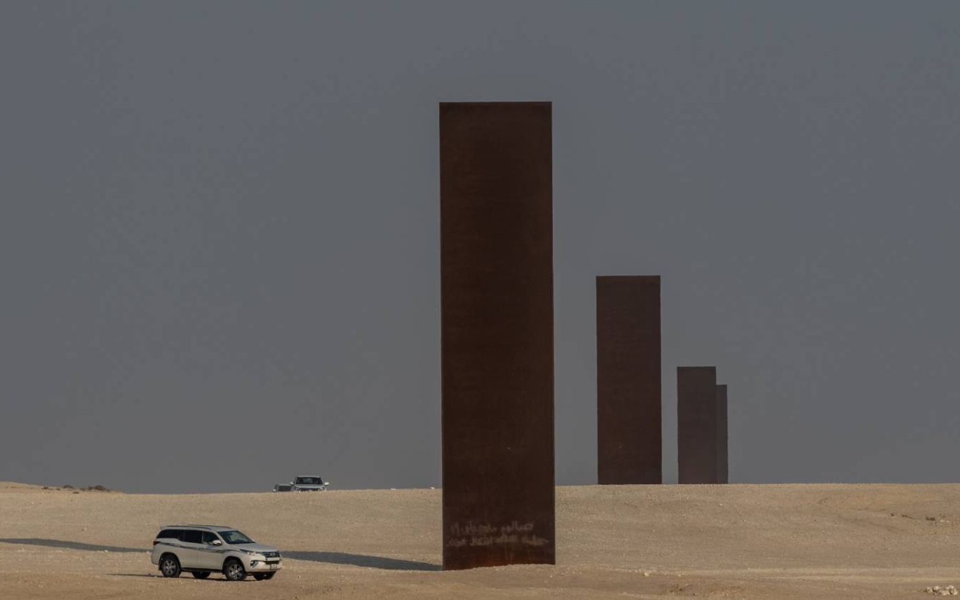 L’installation artistique de Richard Serra dans la réserve naturelle de Brouq, à une heure en voiture à l’ouest de Doha au Qatar (AFP)