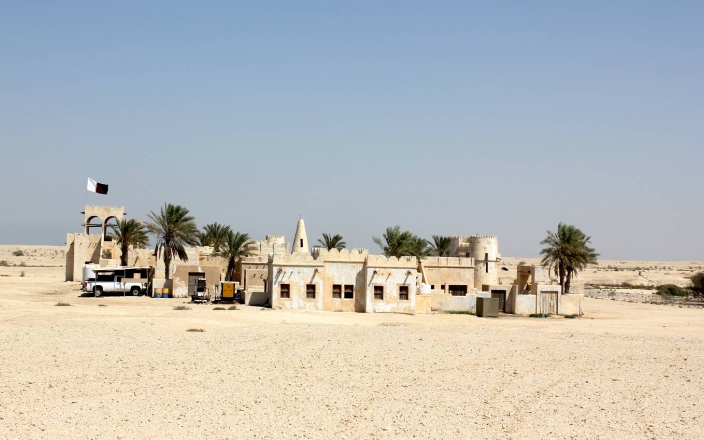 L’architecture de style bédouin de Film City dans le désert de Dukhan au Qatar était un décor de film (Isabell Schulz/Flickr)