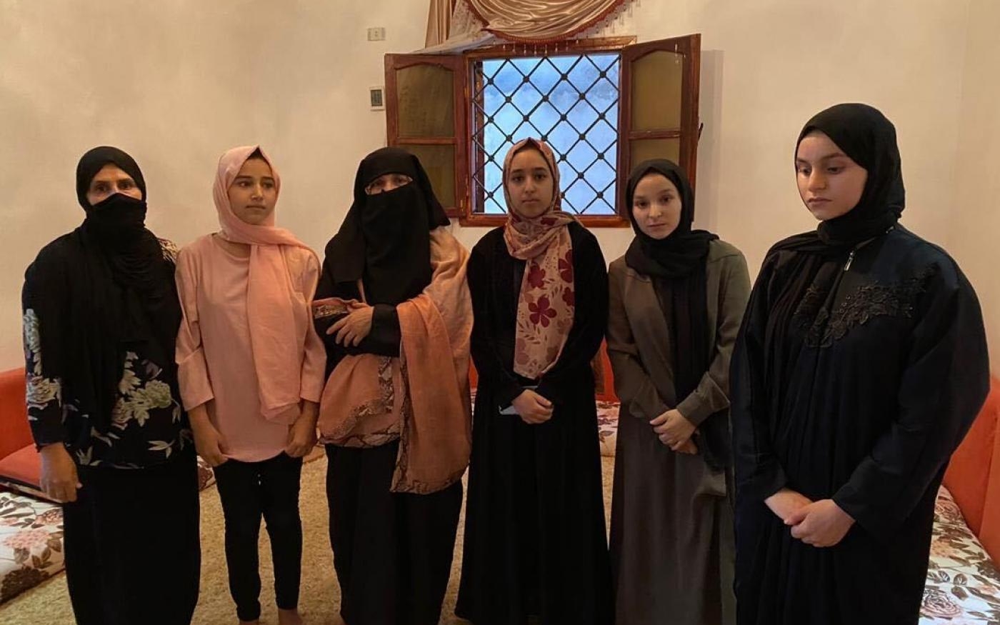 Rabia al-Jaballah (troisième en partant de la droite) en compagnie d’autres femmes de sa famille (MEE/Daniel Hilton)