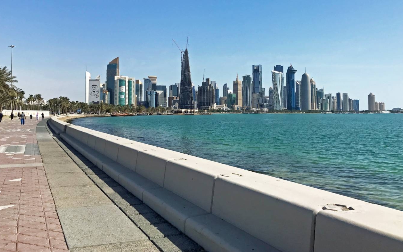 La Corniche est un endroit populaire où l’on peut se promener tout en admirant l’horizon urbain de Doha (Wikipédia)