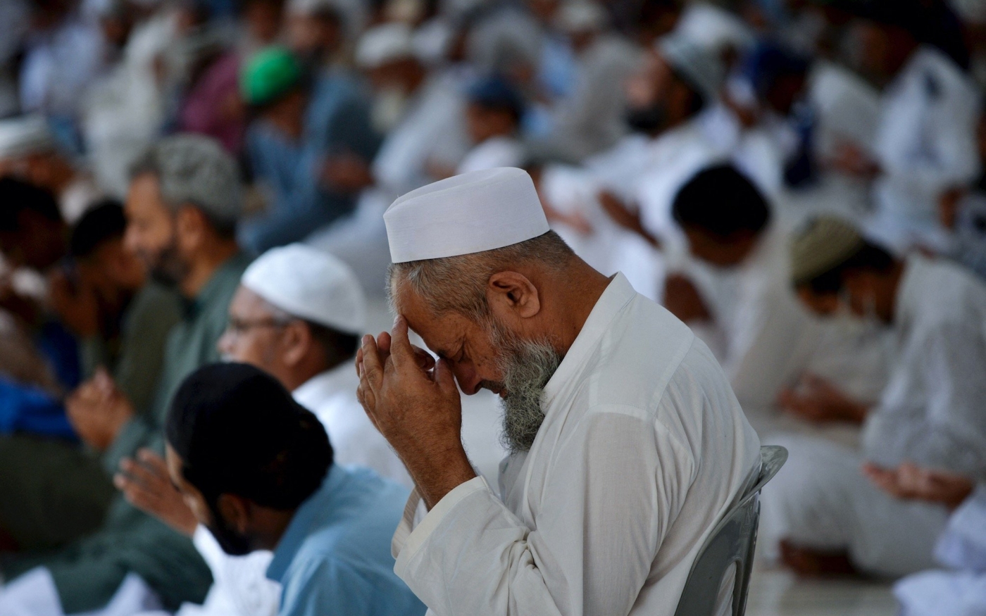 Une assemblée de fidèles musulmans prie à Karachi, au Pakistan (Rizwan Tabassum/AFP)