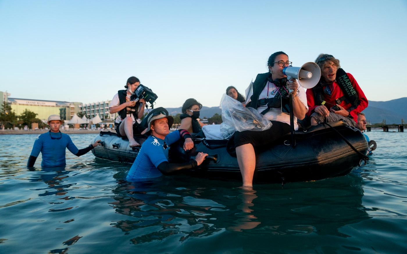 La réalisatrice Sally El Hosaini et son équipe pendant le tournage des scènes en mer Égée, qui a duré plusieurs heures (Netflix)