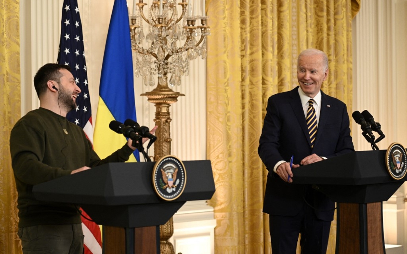 Le président américain Joe Biden et son homologue ukrainien Volodymyr Zelensky tiennent une conférence de presse à la Maison-Blanche, le 21 décembre 2022 à Washington (AFP)