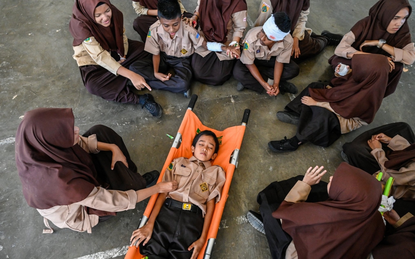 Des élèves participent à un exercice de préparation aux tremblements de terre et aux tsunamis à Banda Aceh, le 23 décembre 2022, à l’approche du 18e anniversaire du tsunami du 26 décembre 2004 (AFP)