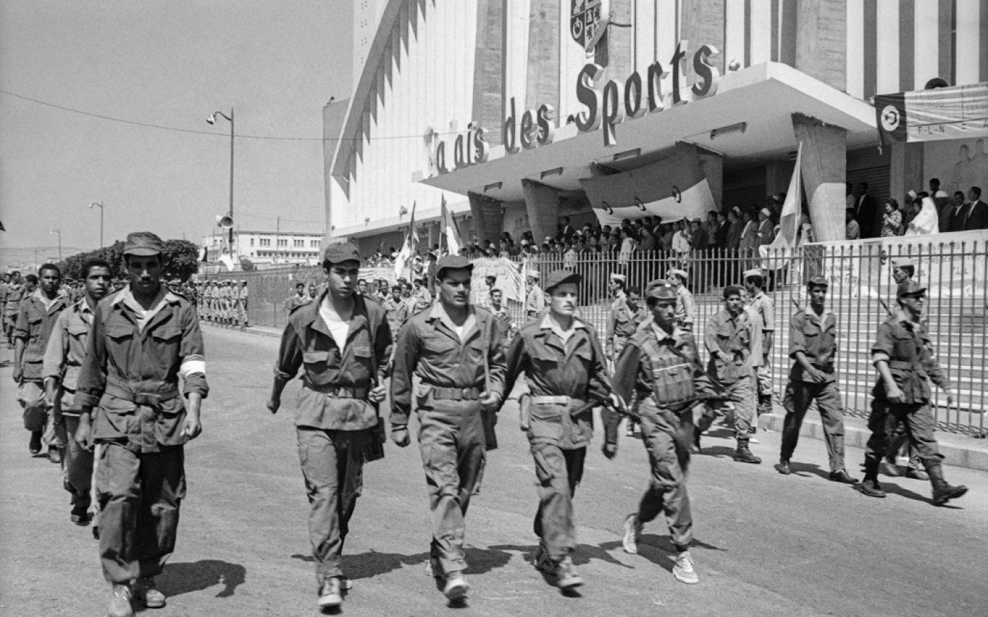 Les troupes de l’Armée de libération nationale paradent devant le palais des sports à Oran, le 3 juillet 1962 (AFP)