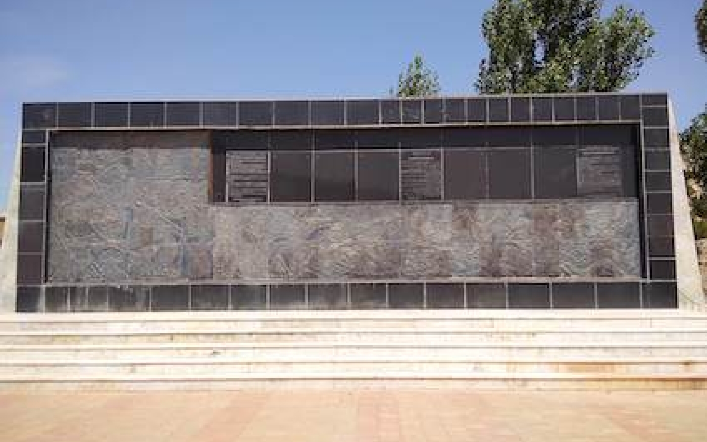 Stèle érigée en mémoire des victimes des enfumades du Dahra (MEE/Ali Boukhlef)