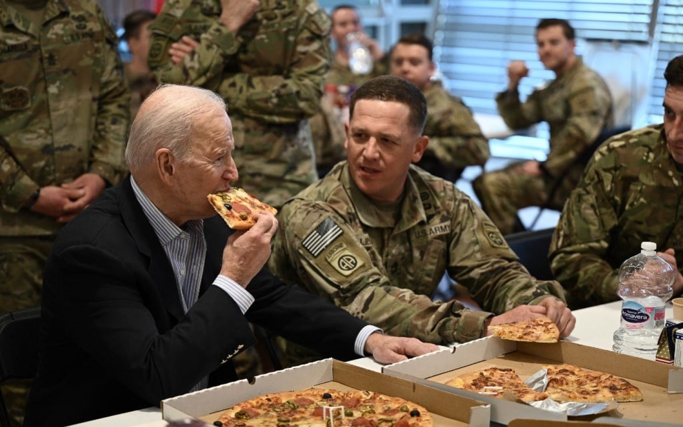 Joe Biden rencontre des militaires de la 82e division aéroportée, dans la ville polonaise de Rzeszow, à environ 100 kilomètres de la frontière avec l’Ukraine, le 25 mars 2022 (AFP/Brendan Smialowski)