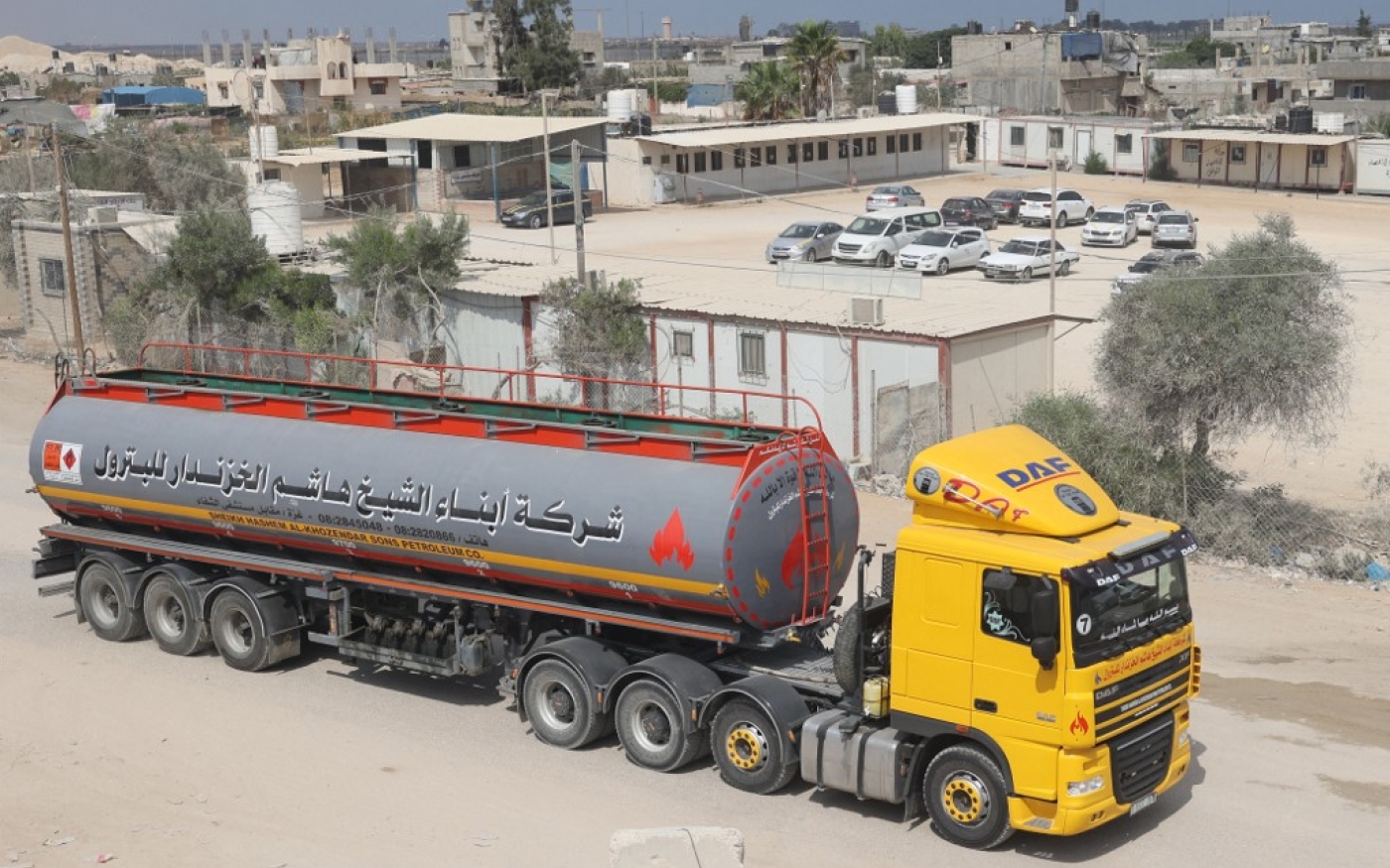 Lundi matin, des camions de carburant ont de nouveau été autorisés à entrer dans la bande de Gaza par le point de passage des marchandises de Kerem Shalom, dans le sud (AFP/Said Khatib)