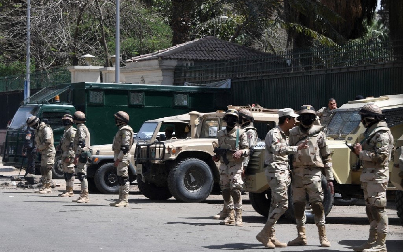 Des soldats égyptiens montent la garde au Caire avant l’élection présidentielle de 2018 (AFP)