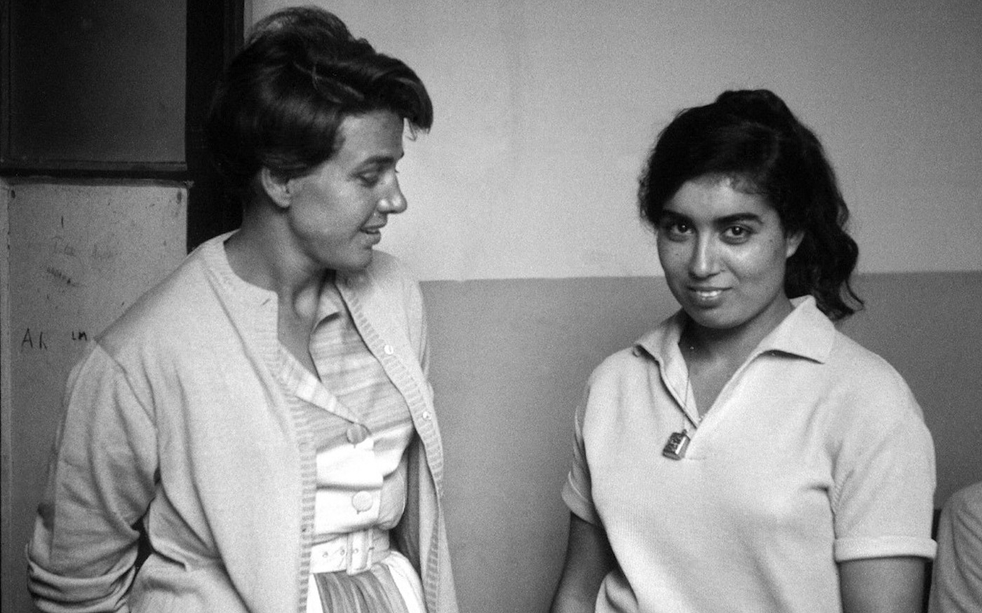 Photo datée du 22 avril 1962 de la jeune combattante indépendantiste algérienne Djamila Boupacha en compagnie de son avocate Gisèle Halimi à sa sortie de la maison centrale de Rennes. Accusée d’avoir déposé une bombe à la Brasserie des facultés à Alger, elle avait été arrêtée en 1960 pendant la guerre d’Algérie et affirmait avoir été torturée après son arrestation (AFP)