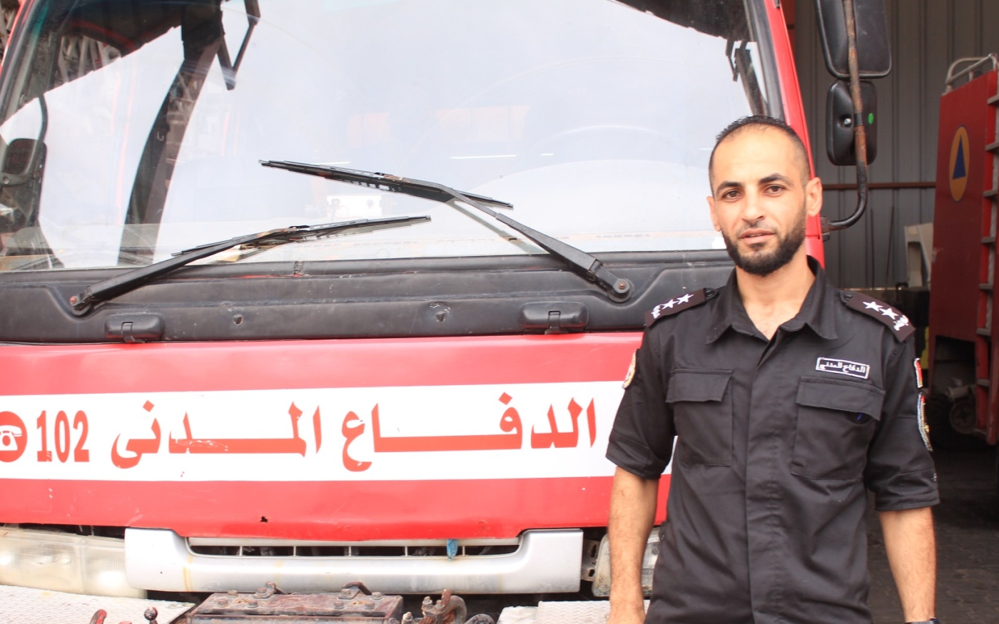 Avec de vieux camions de pompiers et des réserves d’eau constamment faibles, la défense civile de Gaza peine à éteindre les incendies (MEE/Ahmed al-Sammak)