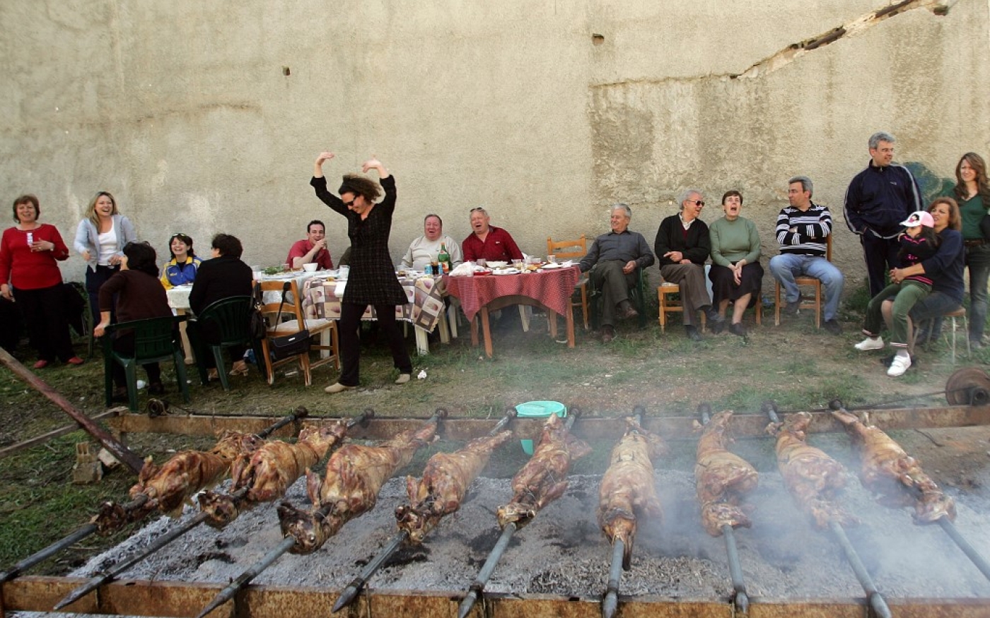 Des Grecs célèbrent la Pâque orthodoxe en rôtissant de l’agneau et en dansant sur de la musique traditionnelle dans la ville de Levadia (AFP)