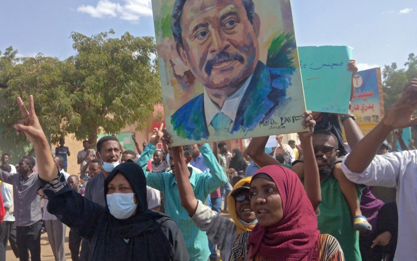 Hamdok était considéré par certains Soudanais comme une source d’espoir pour la démocratie. Pour d’autres, il était devenu le visage civil d’un coup d’État militaire (AFP)