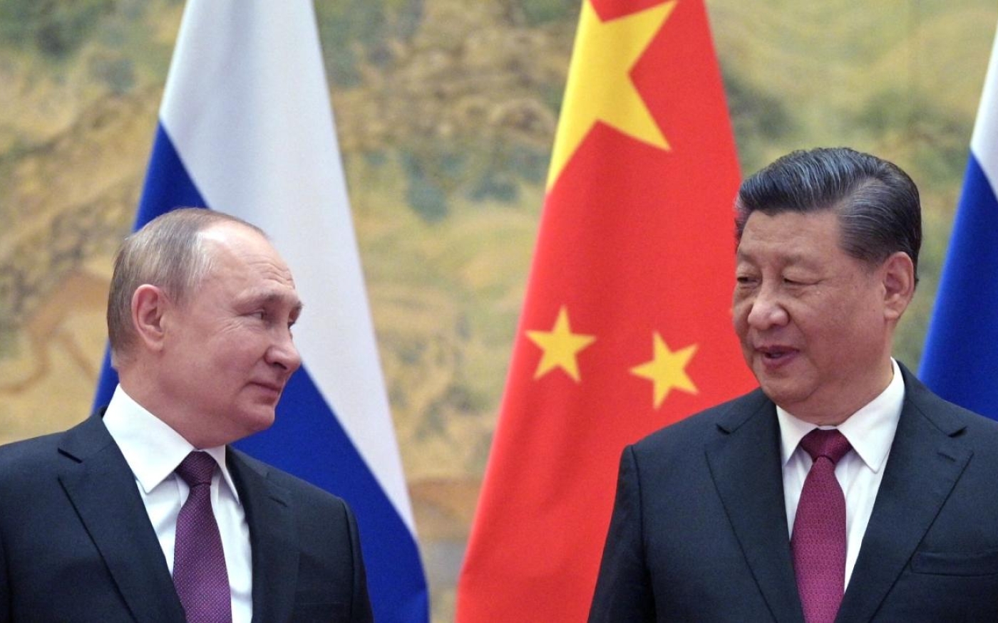 Vladimir Poutine a annoncé mercredi attendre une prochaine visite du président chinois en Russie, sans en préciser la date. Leur relation est scrutée alors que les États-Unis disent craindre que la Chine envisage de fournir des armes à la Russie (AP)