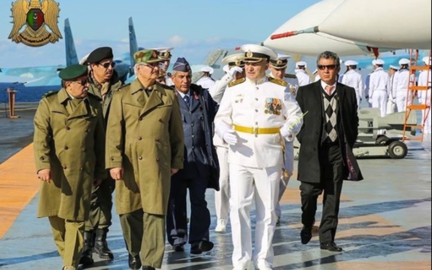 Le maréchal Haftar en visite sur le porte-avion russe Amiral Kouznetsov au large de la Libye le 11 janvier 2017 (Twitter @Chief_MarshallR)