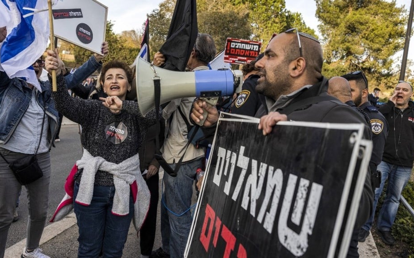 Un militant de droite tient une pancarte indiquant « Gauchistes, traîtres » lors d’une manifestation d’activistes de gauche à Jérusalem, le 12 décembre 2022 (AFP)