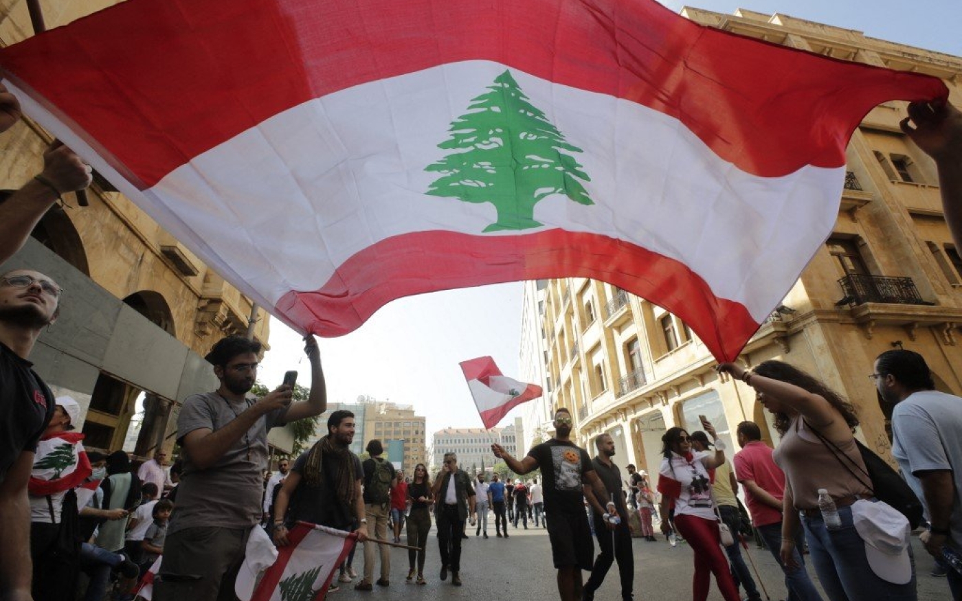 Des manifestants agitent le drapeau libanais (AFP)