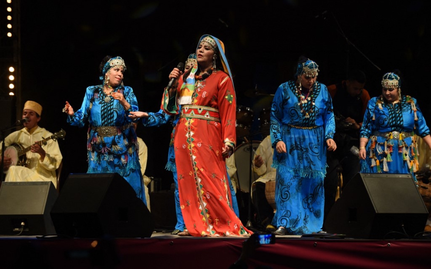 Fatima Tabaamrant, chanteuse amazighe, se produit le 12 janvier 2015 à Tiznit, au Maroc, à l’occasion du festival Edition Tiwsi afin de célébrer le Nouvel An amazigh et l’entrée dans l’année 2965 du calendrier berbère (AFP)