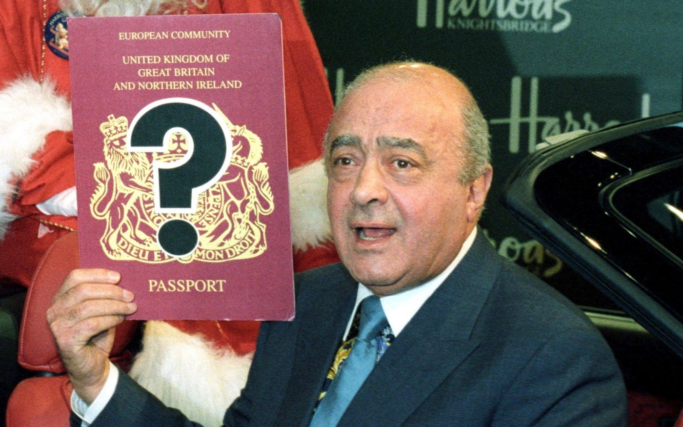 Le milliardaire Mohamed al-Fayed montre la couverture grand format d’un passeport britannique lors d’une conférence de presse à Londres, le 13 novembre 1996 (Reuters)