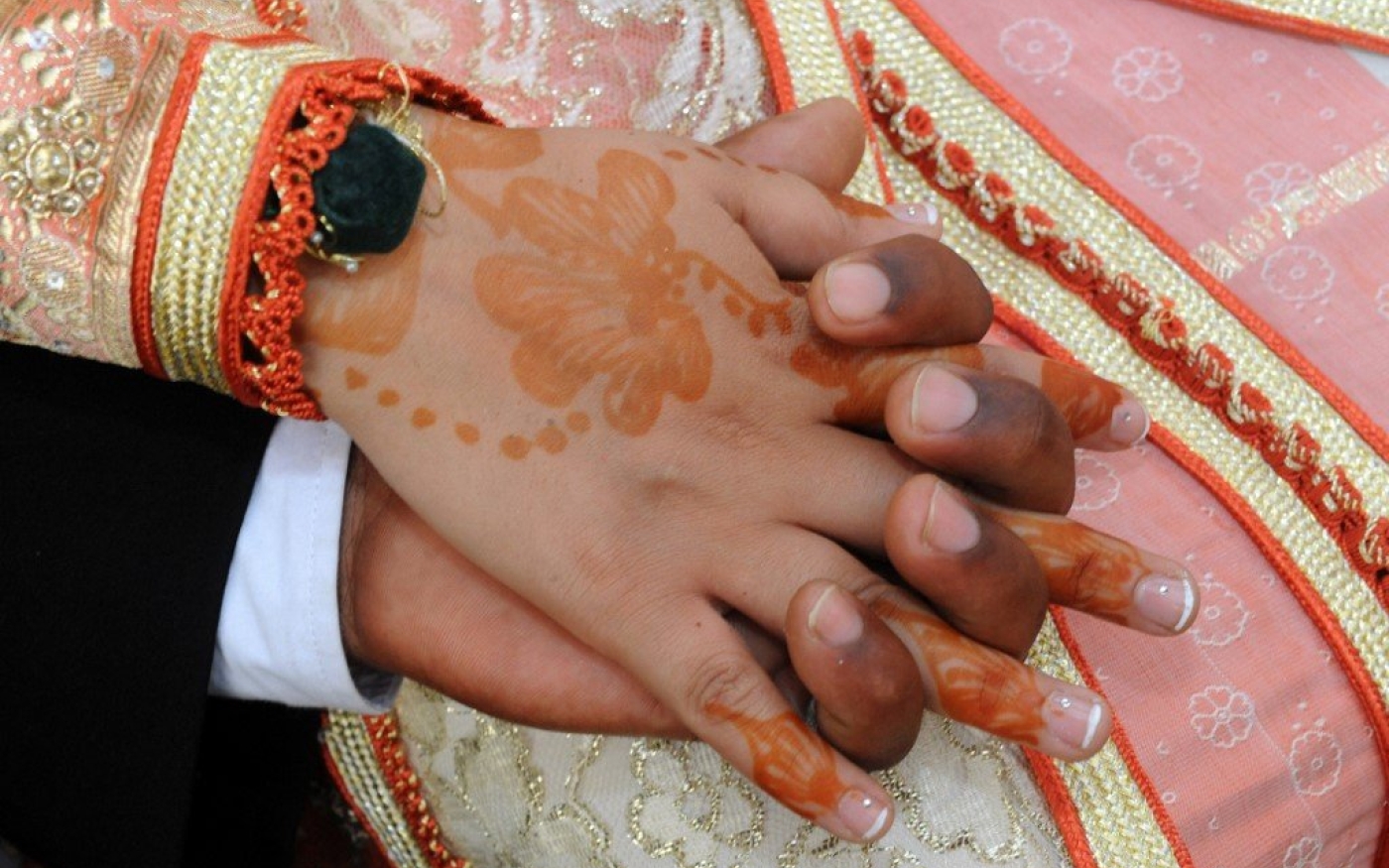 Un couple se tient la main lors de sa cérémonie de mariage à Fès, au Maroc (AFP)