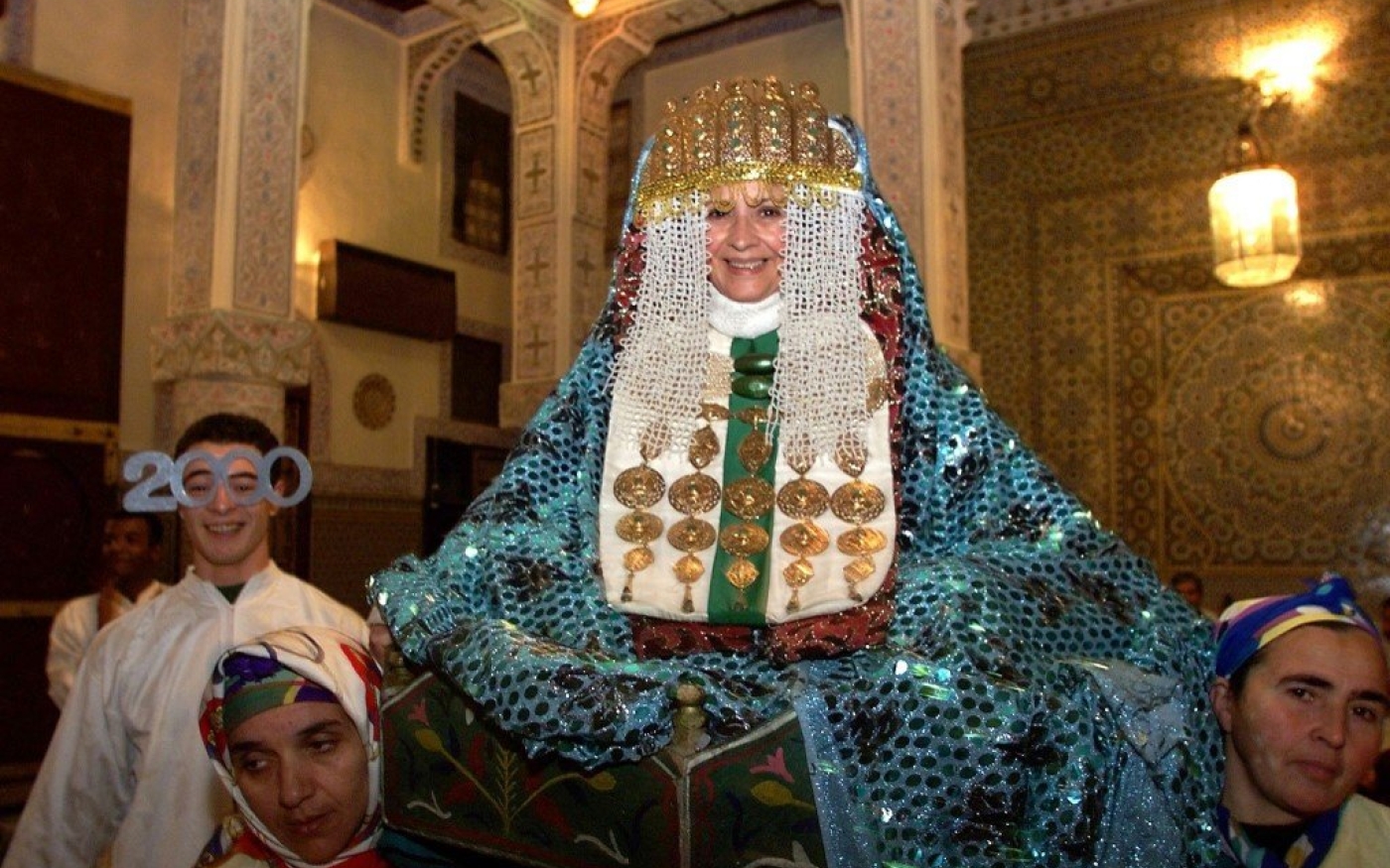 Une femme porte une tenue de mariage traditionnelle dans la ville de Fès, au Maroc (AFP)