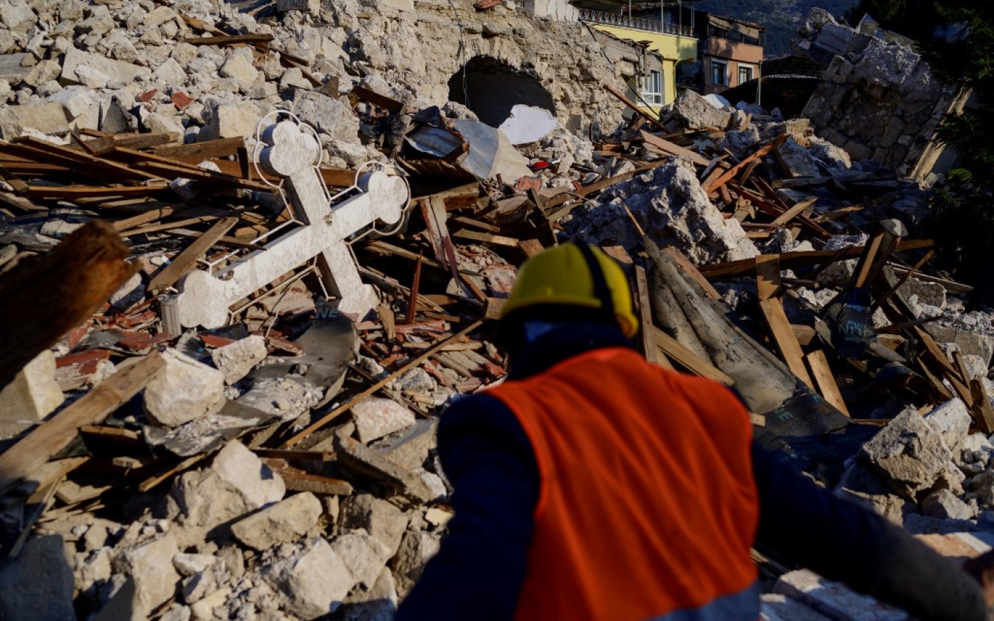 Un fidèle chrétien de l’Église orthodoxe d’Antioche marche près de l’Église orthodoxe grecque détruite dans la ville historique d’Antakya, dans le sud du pays, le 12 février 2023 (AFP/Yasin Akgul)