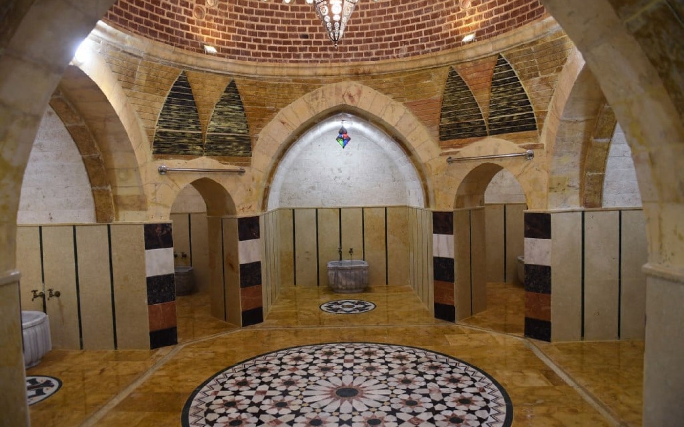 Le bain thermal, ou hammam, est la première étape des rituels de mariage et symbolise la pureté (AFP)