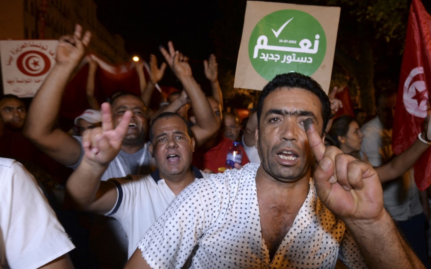 Les partisans de Kais Saied célèbrent la victoire du « oui » au référendum pour la révision de la Constitution, le 26 juillet 2022 (AFP/Sofiene Hamdaoui)
