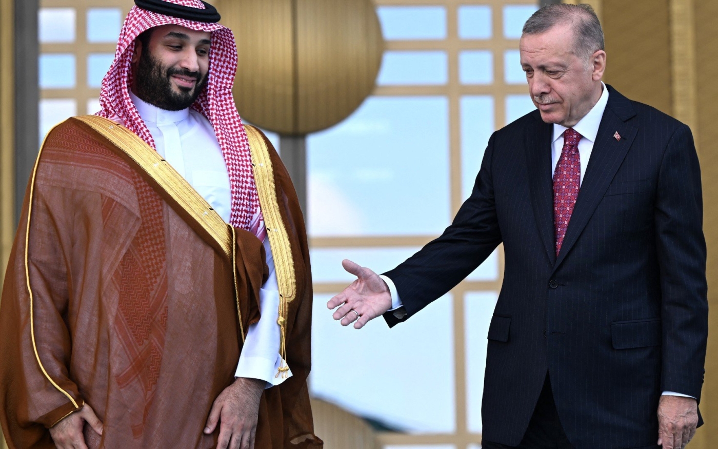 Le président turc Recep Tayyip Erdoğan (à droite) accueille le prince héritier saoudien Mohammed ben Salmane (à gauche) à son arrivée à Ankara, le 22 juin 2022 (AFP)