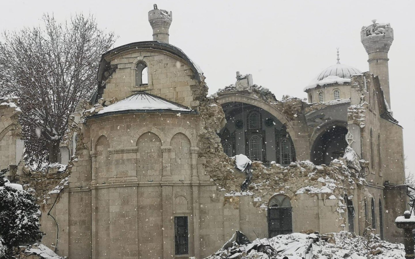 De nombreux murs de la mosquée Yeni Cami de Malatya en Turquie, qui date du XVIIe siècle, se sont effondrés après la premier séisme lundi (Daily Sabah/DHA Photo)