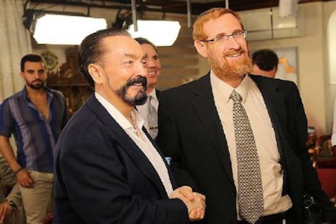 Turkish preacher and creationist Adnan Oktar (L) shakes hand with Israeli settler Rabbi Yehuda Glick in Istanbul on 2 July 2015 (A9TV)