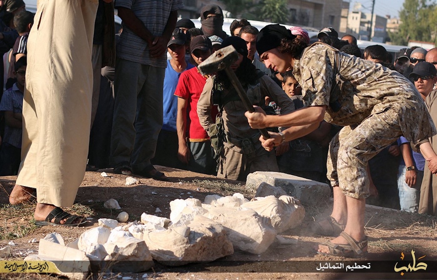 Image de destruction par un jeune combattant de l’EI d’objets anciens à Palmyre, juillet 2015, AFP