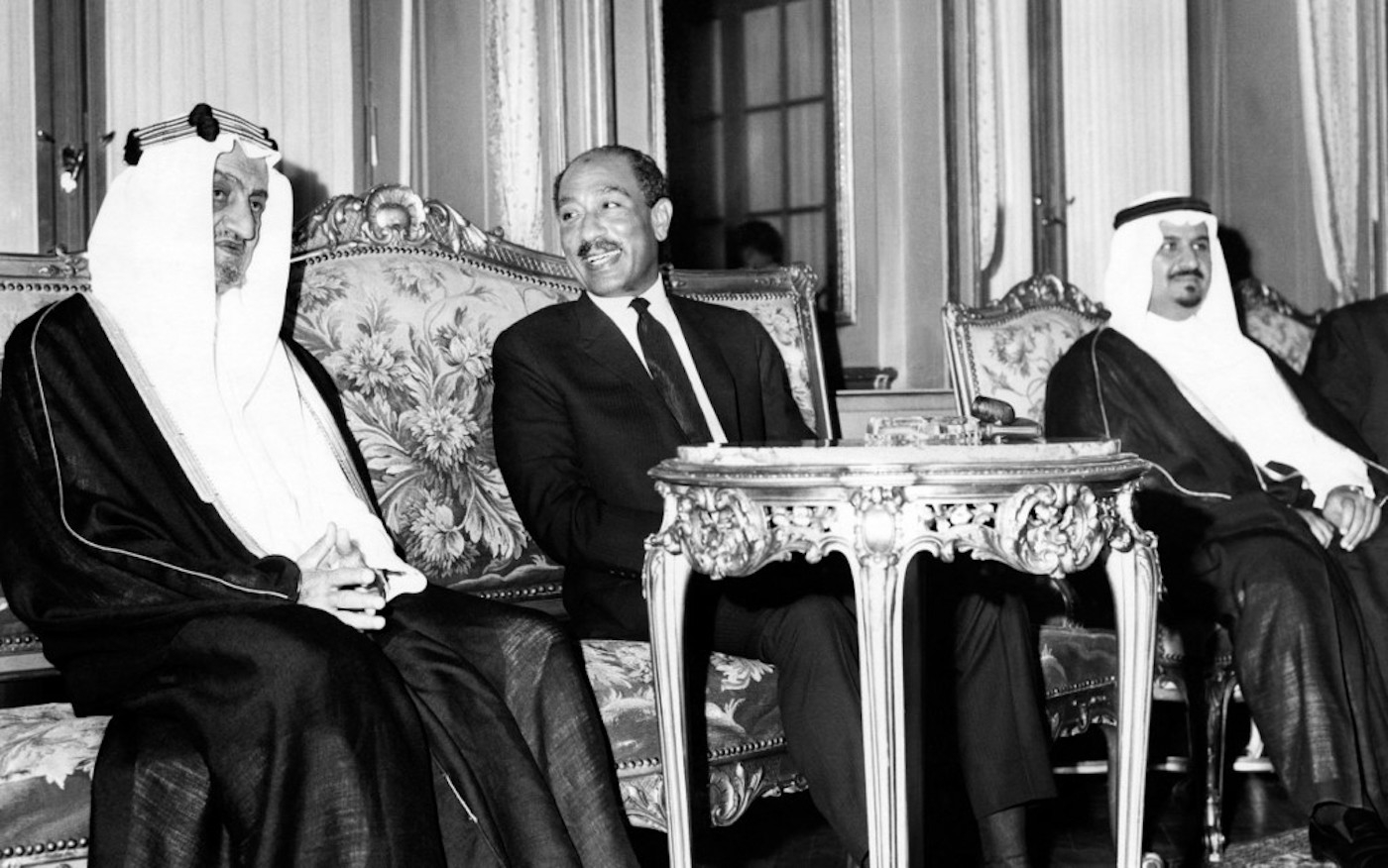 Le roi d’Arabie saoudite Fayçal ben Abdelaziz al-Saoud (à gauche) s’entretient avec le président égyptien Anouar al-Sadate, le 5 février 1974, au Caire. (AFP)
