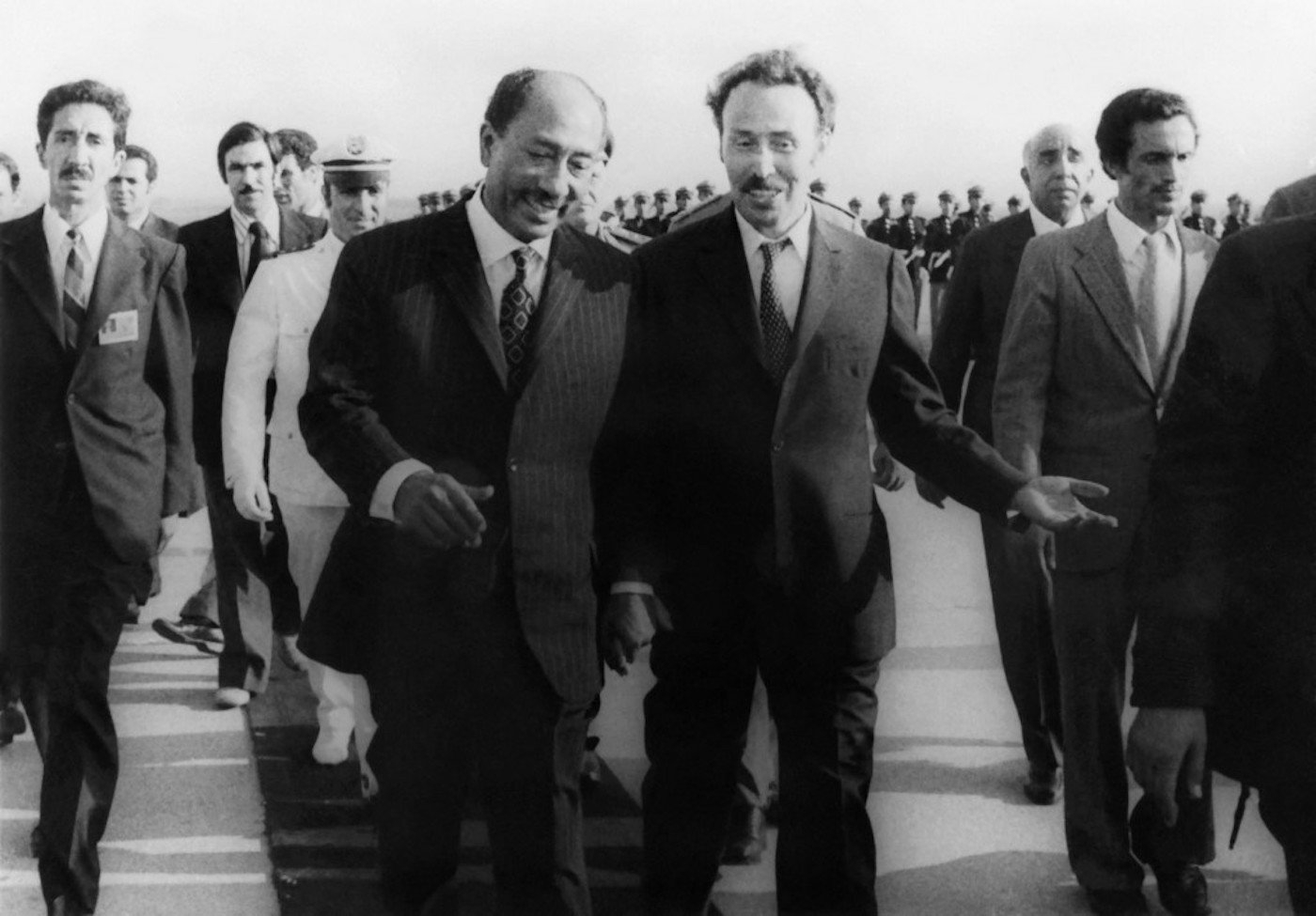 Le président algérien Houari Boumediene (à droite) accueille le président égyptien Anouar al-Sadate à son arrivée à l’aéroport d’Alger le 10 septembre 1973 pour la Conférence des pays non alignés au cours de laquelle les 75 pays présents se mettront d’accord pour privilégier les questions de développement plutôt que la recherche d’une reconnaissance sur la scène politique internationale. (AFP)