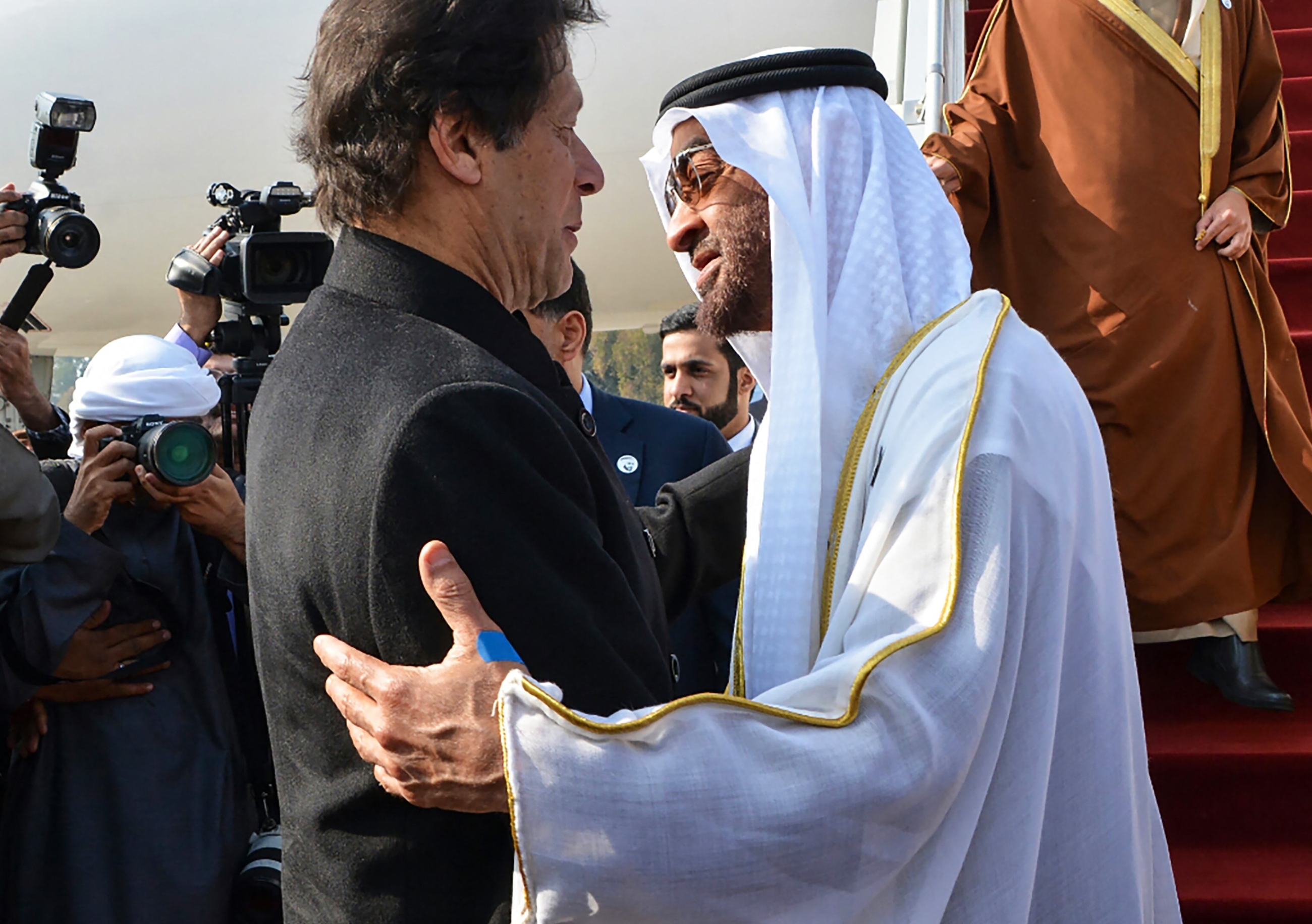 Le Premier ministre du Pakistan Imran Khan (à gauche) accueille le prince héritier d’Abou Dabi, le cheikh Mohammed ben Zayed al-Nahyane (à droite), à son arrivée sur la base aérienne de Nur Khan à Islamabad, le 6 janvier 2019 (AFP)