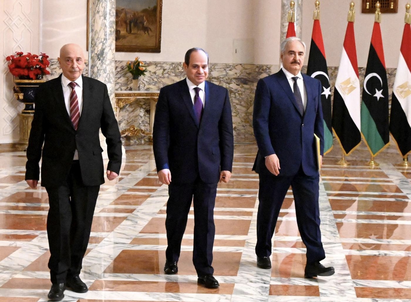 Le président égyptien Abdel Fattah al-Sissi (au centre), le commandant libyen Khalifa Haftar (à droite) et le président de l’Assemblée libyenne Aguila Saleh, au Caire, en juin (AFP)