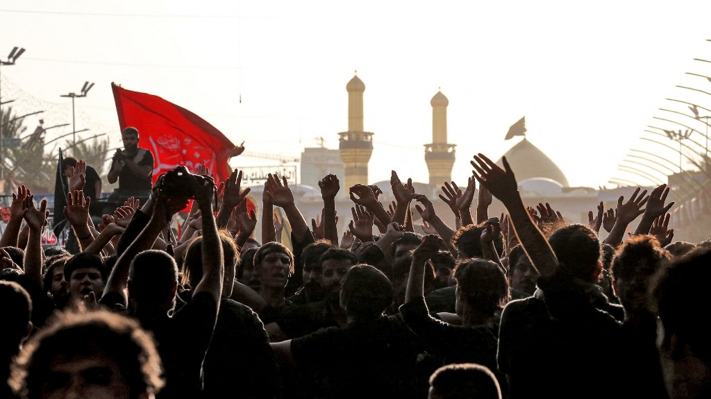 Des fidèles musulmans chiites dans le sanctuaire central de Kerbala, en Irak, le 16 septembre 2022 (AFP/Mohamed Sawaf)