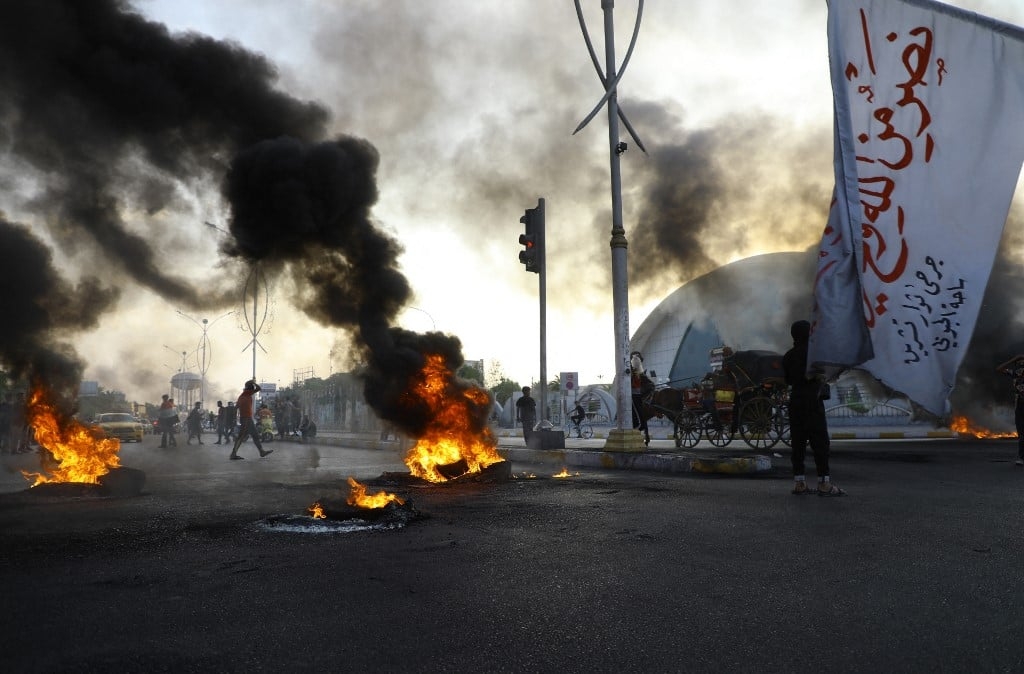 Des manifestants protestent contre l’approbation par le Parlement du gouvernement du Premier ministre Mohamed Shia Al-Soudani, dans la ville de Nasiriyah, le 28 octobre 2022 (AFP/Asad Niazi)