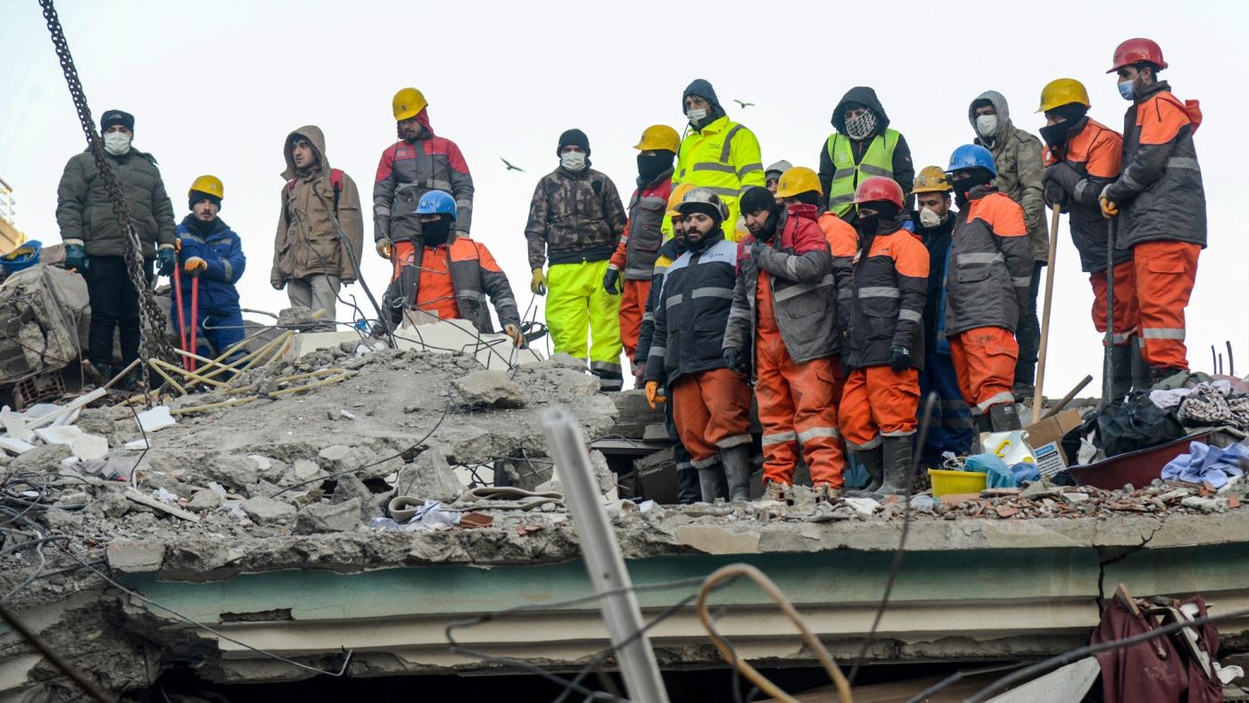 Des sauveteurs effectuent des recherches dans un immeuble effondré, à Adıyaman, le 9 février 2023 (AFP)