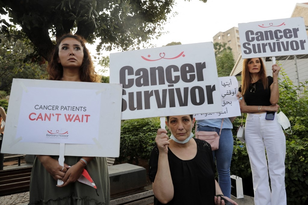 Lors d’un rassemblement de patients atteints du cancer pour protester contre la pénurie de médicaments qui menace le traitement de dizaines de milliers de patients, devant le siège de la Commission économique et sociale des Nations Unies pour l’Asie occidentale (UN-ESCWA), dans le centre de la capitale Beyrouth le 26 août 2021 (AFP/Anwar Amro)