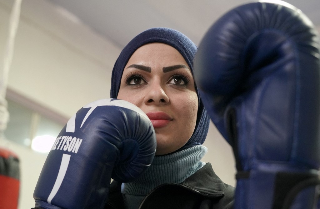 Lors du premier championnat de boxe féminine organisé en décembre à Bagdad, Bouchra al-Hajjar a remporté la médaille d’or des 70 kilos (AFP/Qassem al-Kaabi)
