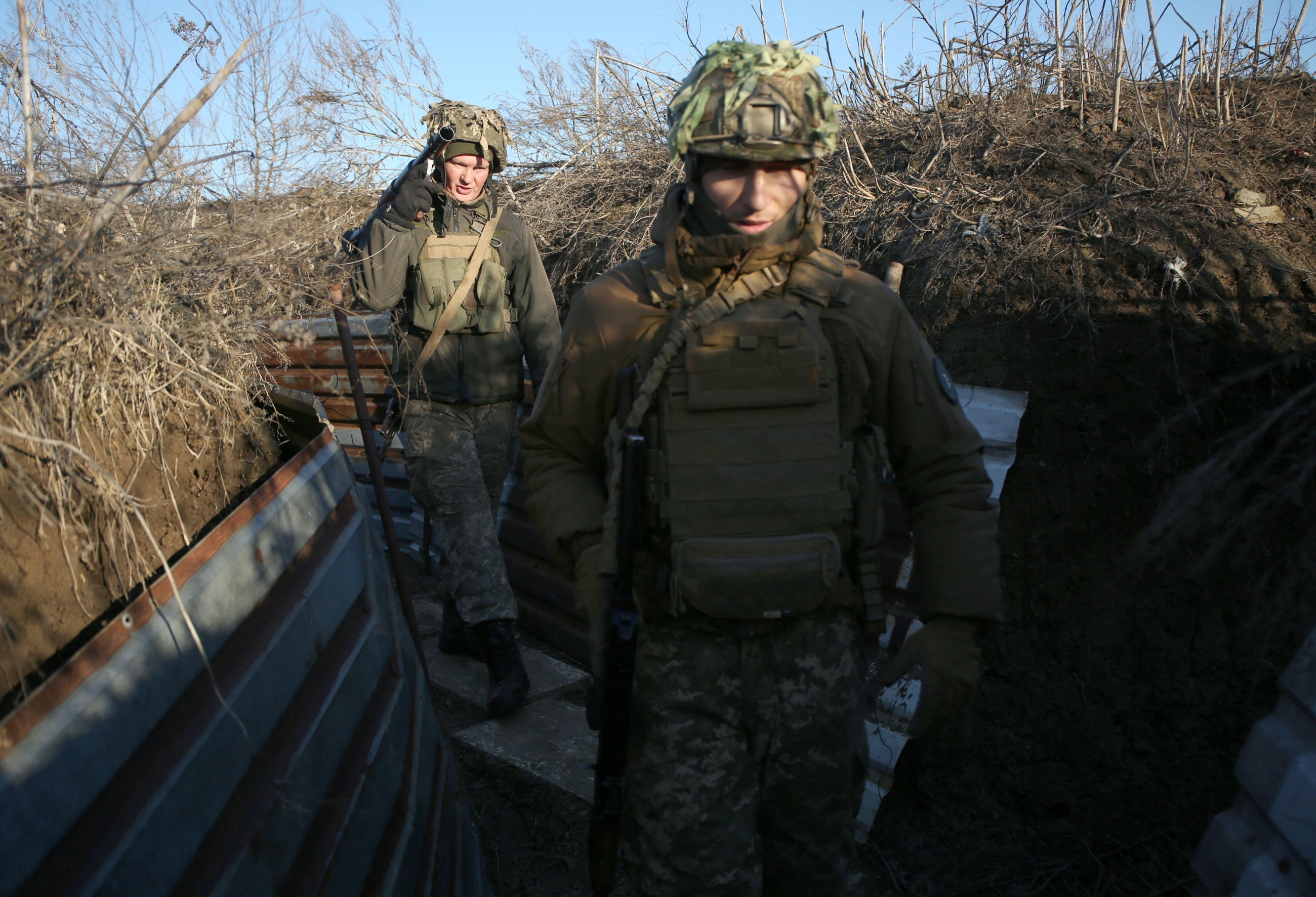 Des soldats ukrainiens dans une tranchée sur le front avec des séparatistes pro-Russes près d’Avdiïvka, dans le sud de l’Ukraine, le 8 janvier 2022 (AFP)